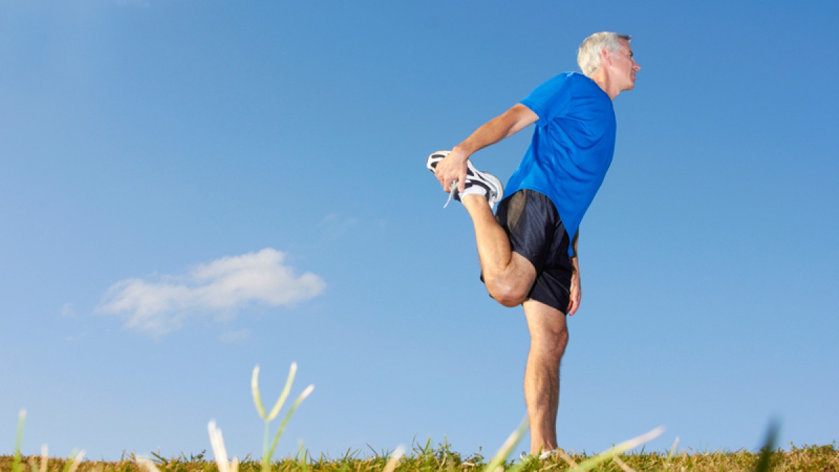 Great stretching. Мужчина выносливый прикольные картинки. Бег от опасности арт вертикальный. Фото бежит босиком мужчина. Stretching man.